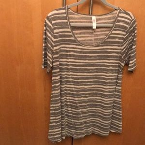 LulaRoe Perfect Tee (Medium)